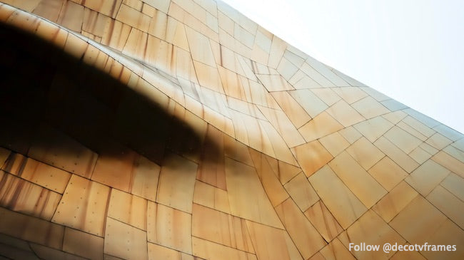 Structure abstraite dorée au musée EMP de Seattle