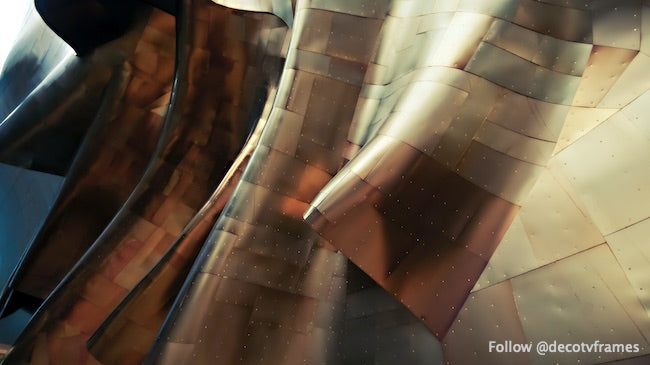 Structure murale abstraite dorée au musée EMP de Seattle