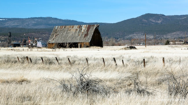 Un antiguo granero de heno en las afueras de Susanville, sede del condado de Lassen, California 