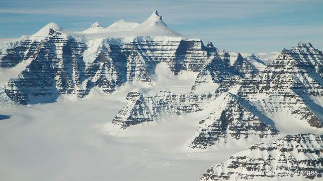 Crêtes de montagne montrant la géologie distinctive de la région du plateau de Geikie, dans l&#39;est du Groenland. 