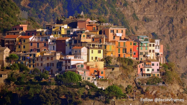 Bâtiments en béton jaune orange et marron 