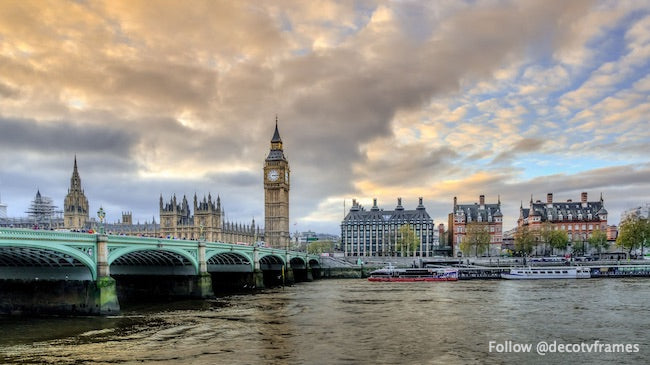Puente Verde sobre el agua de mar con la Torre Ellizabeth durante el amanecer 